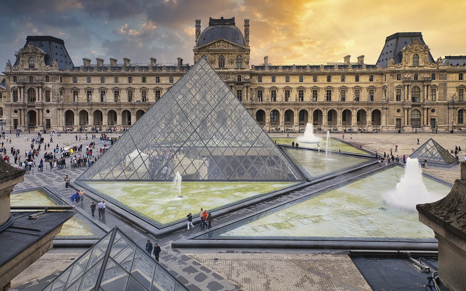 Paris center
louvre museum